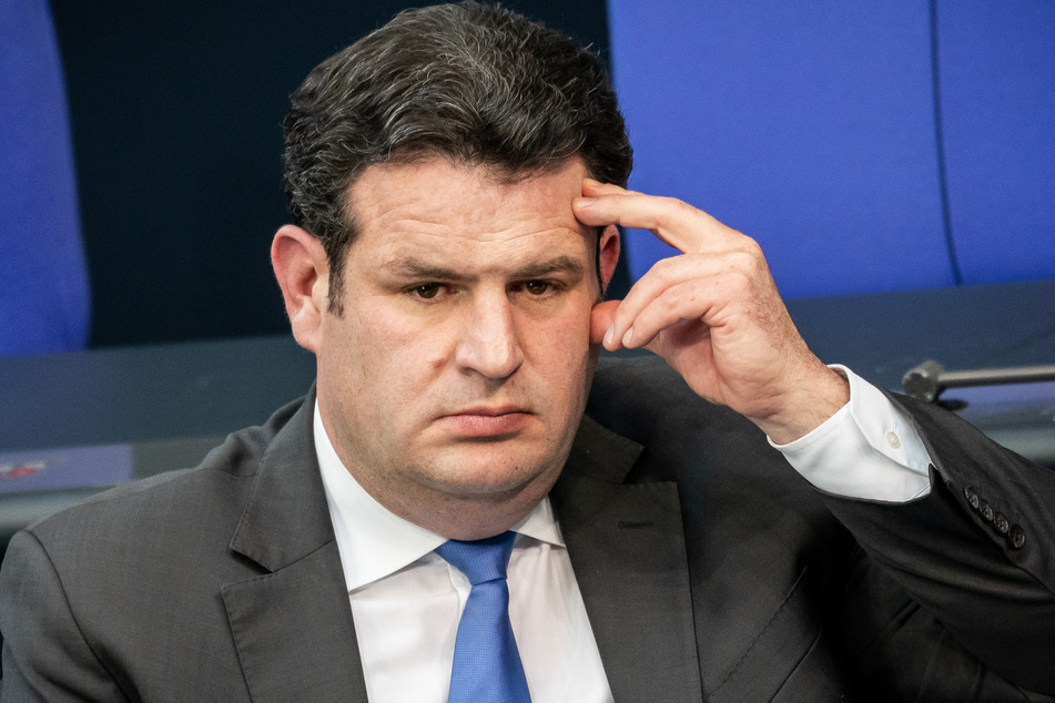 Hubertus Heil (SPD), Bundesminister für Arbeit und Soziales, verfolgt eine Debatte im Bundestag.