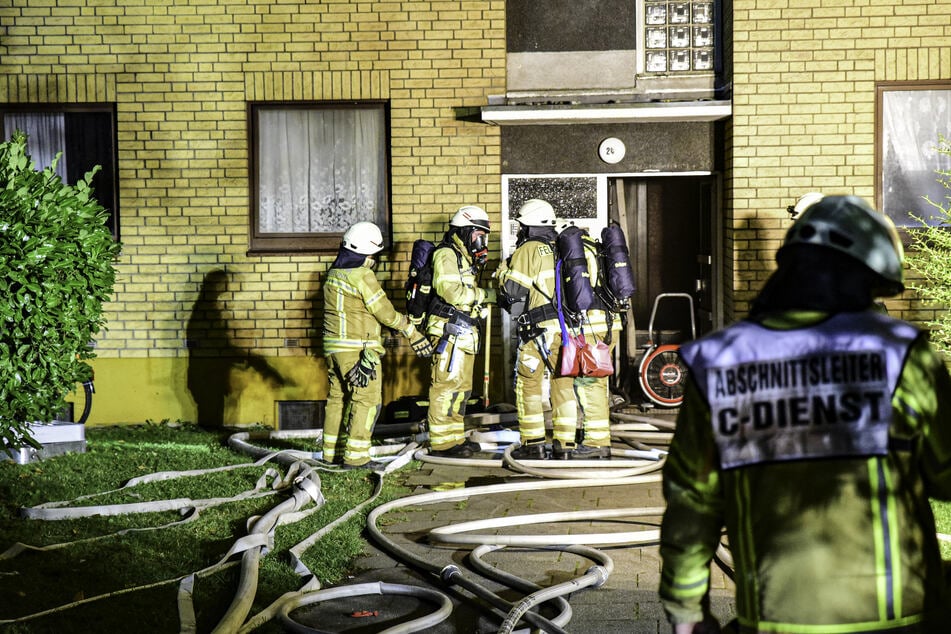 Müll im Keller fängt Feuer: Feuerwehr evakuiert gesamtes Hochhaus