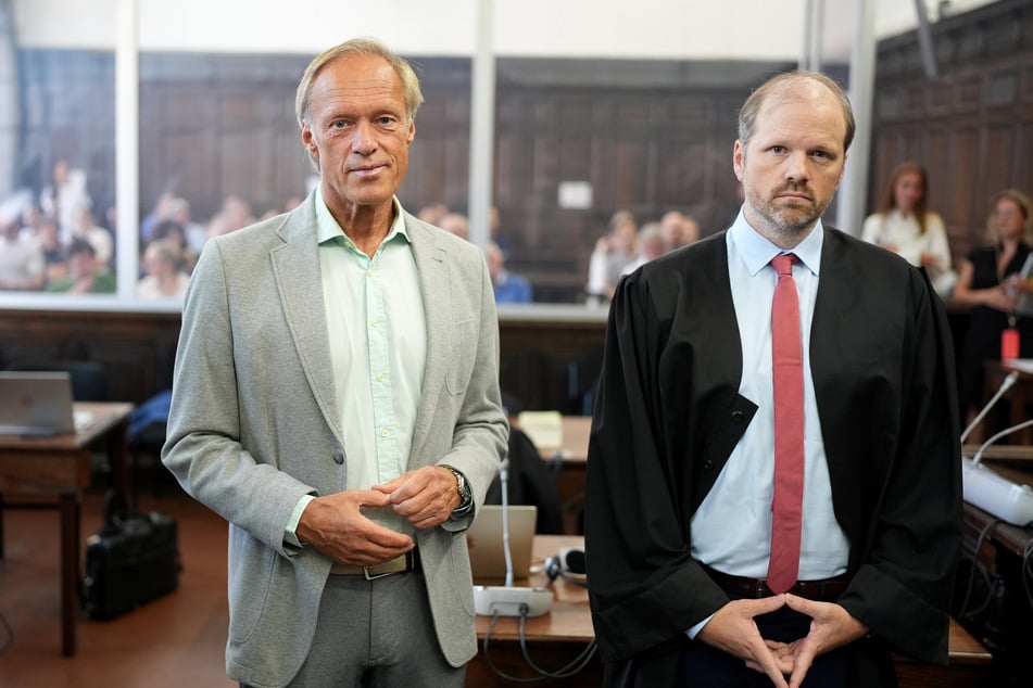 Gerhard Delling (66,l.) und Verteidiger David Rieks stehen im Gerichtssaal während des Prozesses im Landgericht Hamburg.