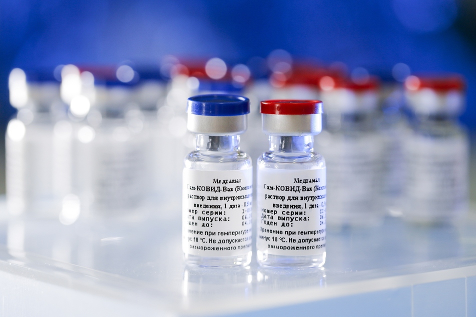 Ampullen mit einem neuen Impfstoff gegen das Coronavirus stehen auf einem Tisch.