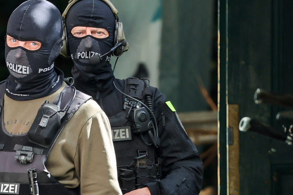 Berlin: Schüsse aus Mehrfamilienhaus: SEK der Polizei stürmt Wohnung