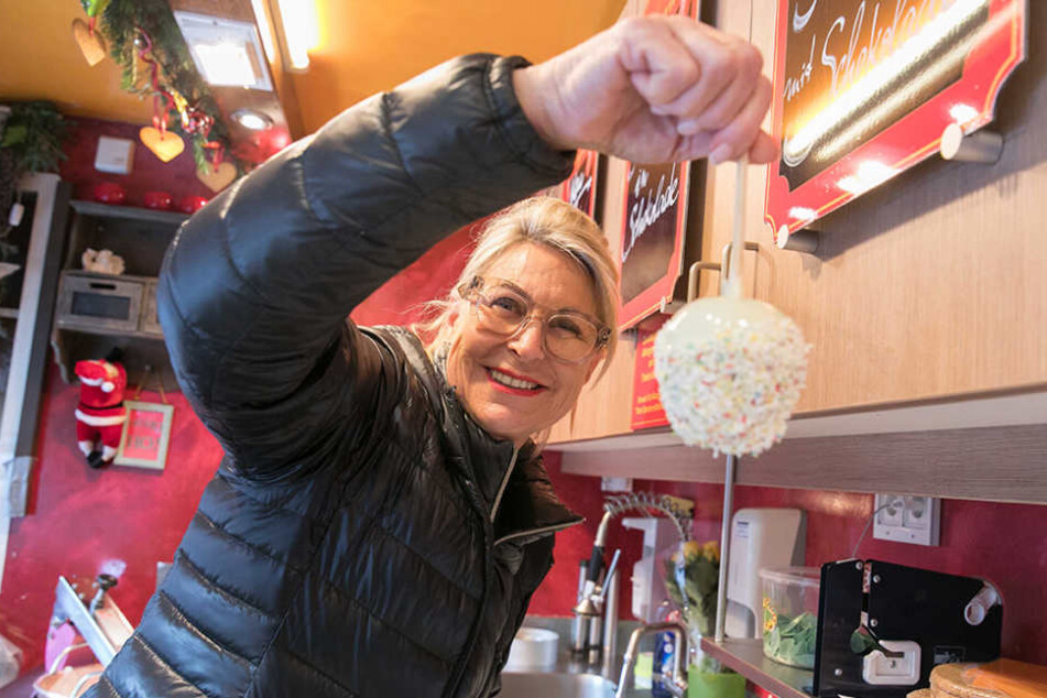 Karin Schneller (62) vom Stand "Glasierte Früchte" bereitete gestern schon
vitaminreiche Schokofreuden für ihre Gäste vor.