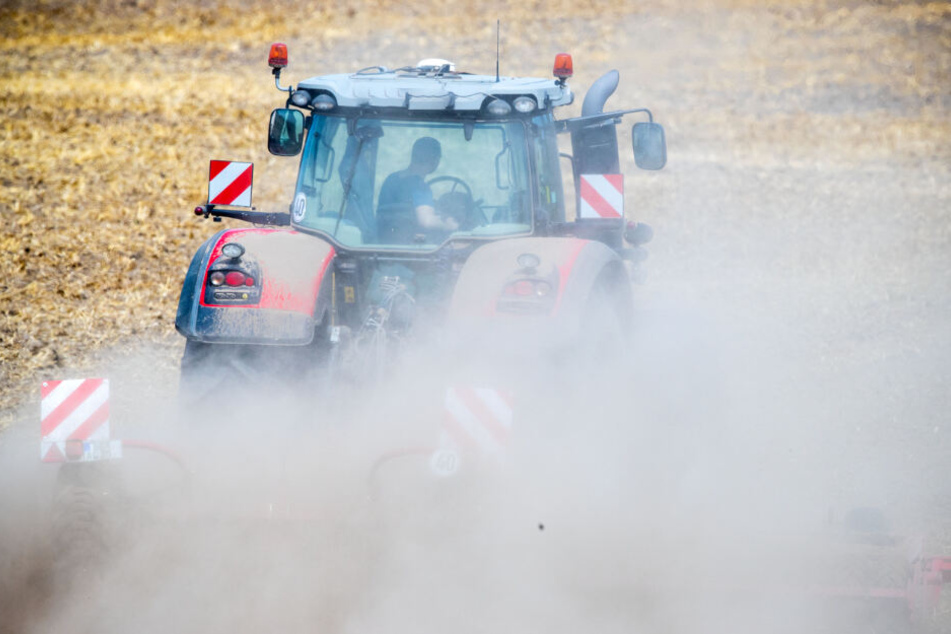 Beim Rangieren mit einem Traktor übersah der Fahrer das dreijährige Kind. (Symbolbild)