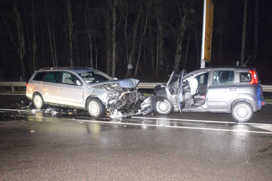 Die Fahrerin des VW Passat (links) hatte den Crash ausgelöst.