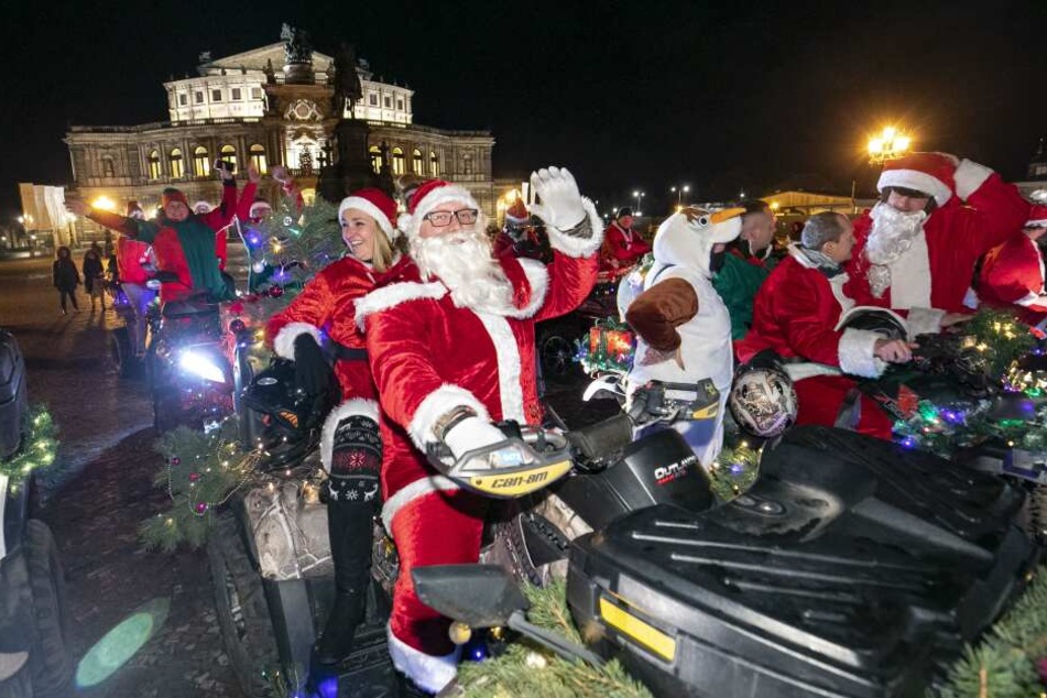 Weihnachtsmänner auf schön geschmückten Quads: Holger (42) und Jana (36) waren auch unter den Teilnehmern.