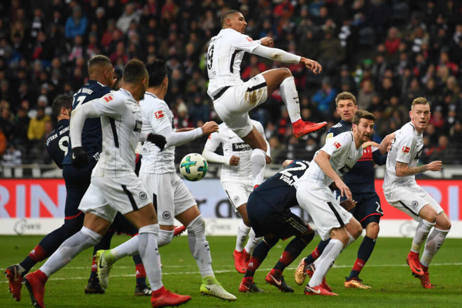 Eintracht-Stürmer Sebastien Haller fliegt an einem Freistoß vorbei.