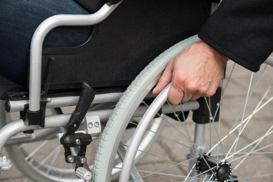 Der Rollstuhlfahrer sah gerade fern, als plötzlich ein unbekannter Mann in seiner Einraumwohnung in Leipzig-Altlindenau stand. (Symbolbild)