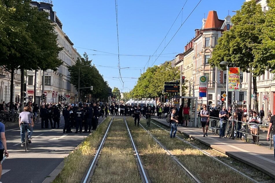 Die Polizei hat derweil die Karl-Liebknecht-Straße abgeriegelt.