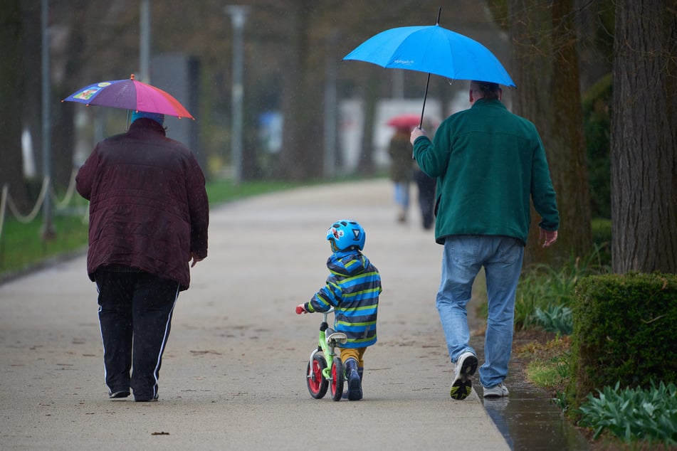 Regenschirme sollte man am Wochenende in Sachsen stets griffbereit haben.