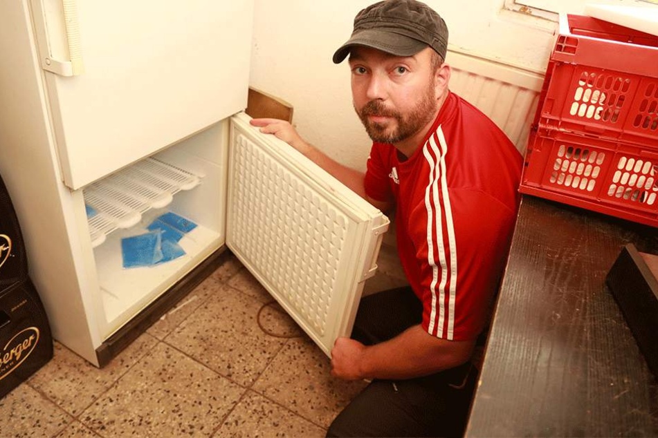 Vereins-Chef André Rothe (33) ärgert sich über die zerstörte Tür.