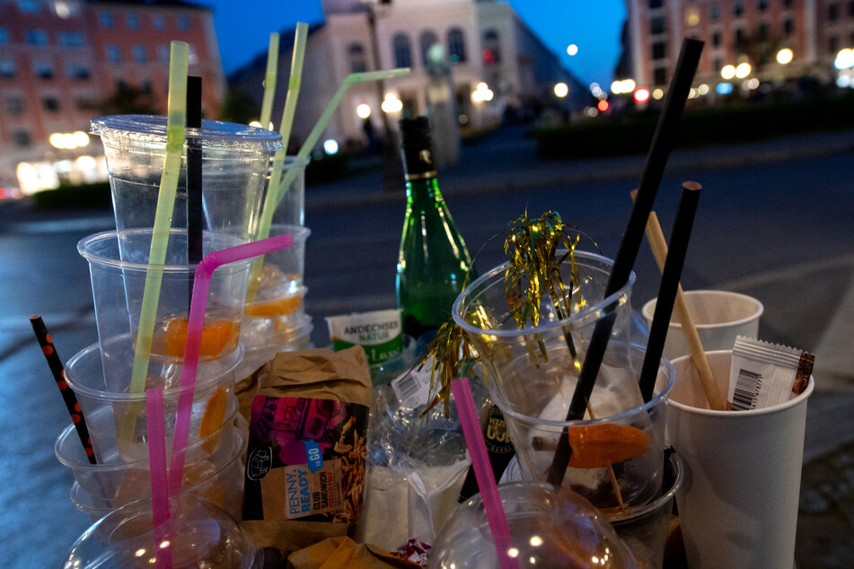 Zahlreiche Plastikbecker und Müll sind am Abend in einem übervollen Mülleimer am Gärtnerplatz zu sehen. Die Stadt will die Lage dort und in der Türkenstraße entspannen, indem die Ludwigsstraße an Wochenenden für Feiernde gesperrt wird.