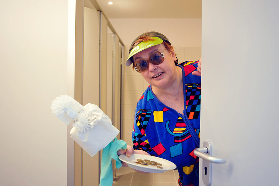 Für 120.000 Euro baute der Bühnenverein eine neue WC-Anlage, hier mit Klofrau
Klothilde Ramona Hübner (57) , ein.