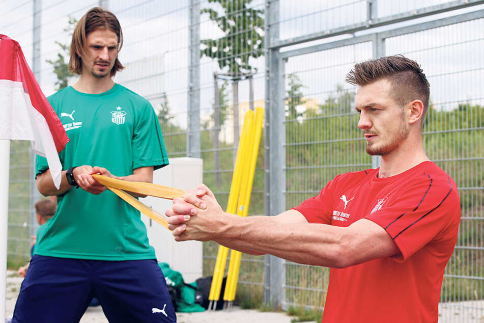 Christoph Rezler (l.) machte auch Alexander Sorge wieder fit.