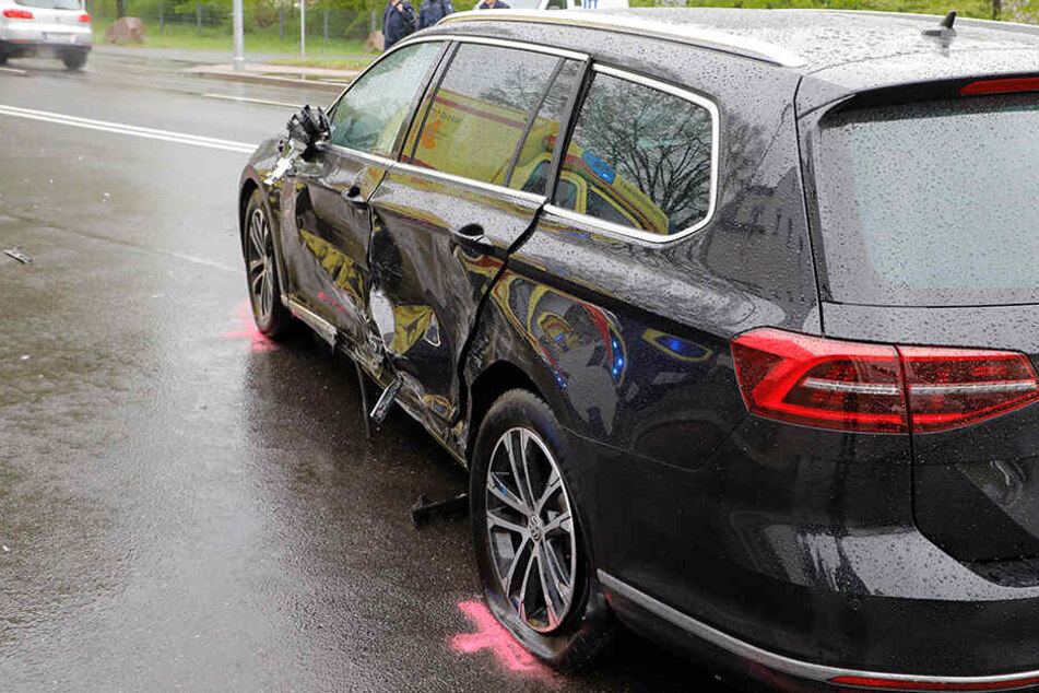 Der Lexus war in einer Kurve in den Gegenverkehr gekommen und dort zunächst mit einem VW kollidiert.