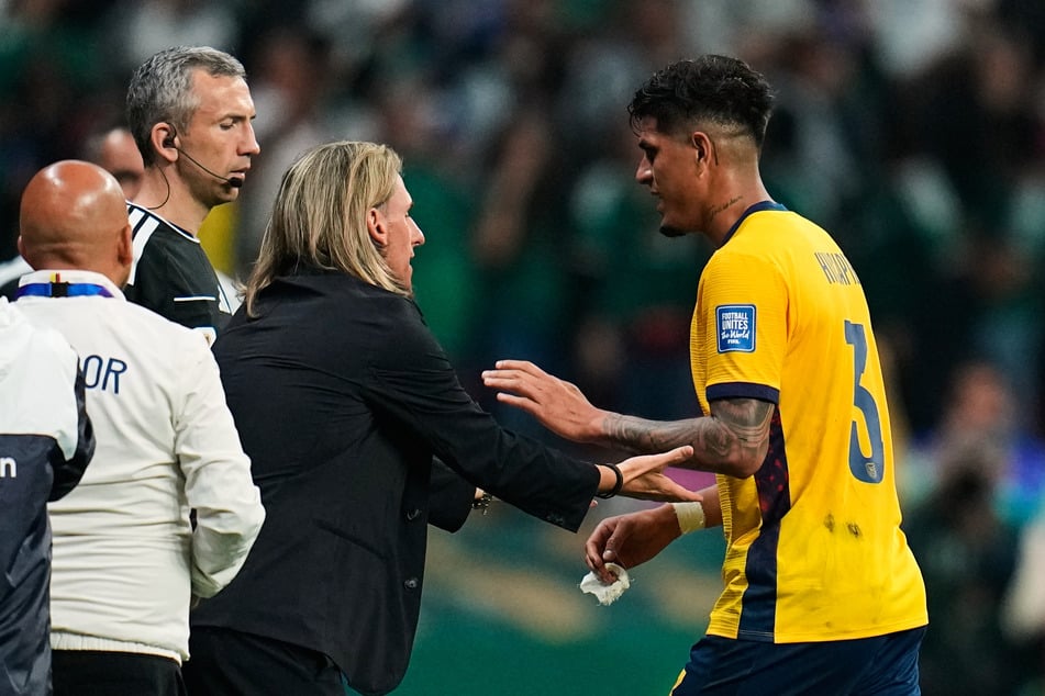 Ex-Leverkusen-Star Piero Hancapié flog mit glatt Rot vom Platz. Er hatte während einer Auseinandersetzung die Hand vor den Mund genommen.