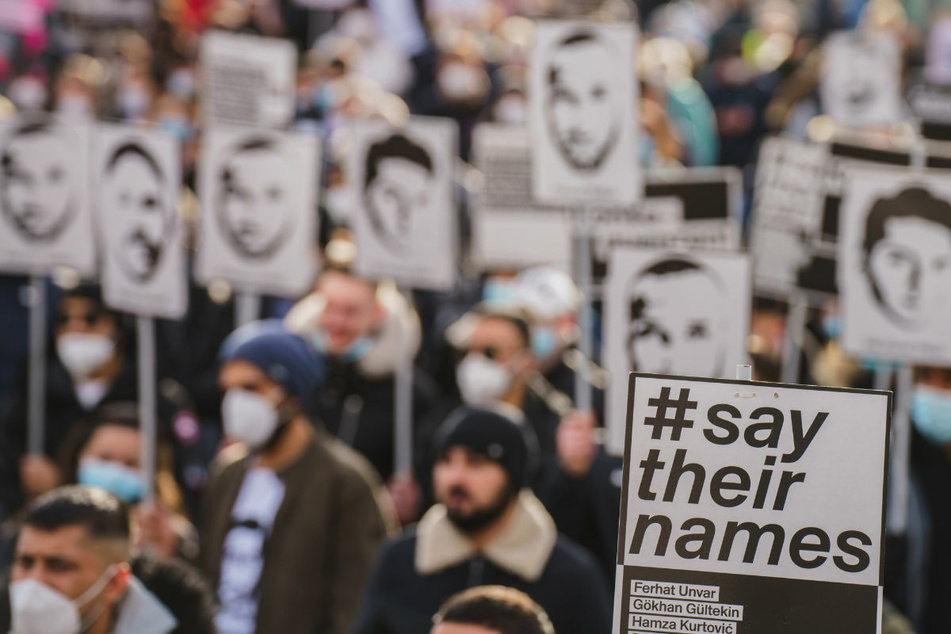 Kundgebung zum Gedenken an den rassistischen Anschlag in Hanau. Unstimmigkeiten in der Regierung verzögern kurz nach den Jahrestagen der Anschläge von Halle und Hanau die Finanzierung von Projekten gegen Rechtsextremismus.