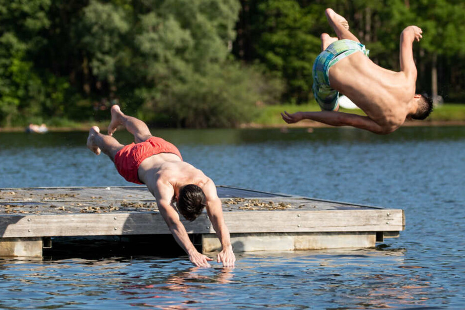 Zwei Männer mussten aus dem Wasser beobachten, wie ihre Handys geklaut wurden.