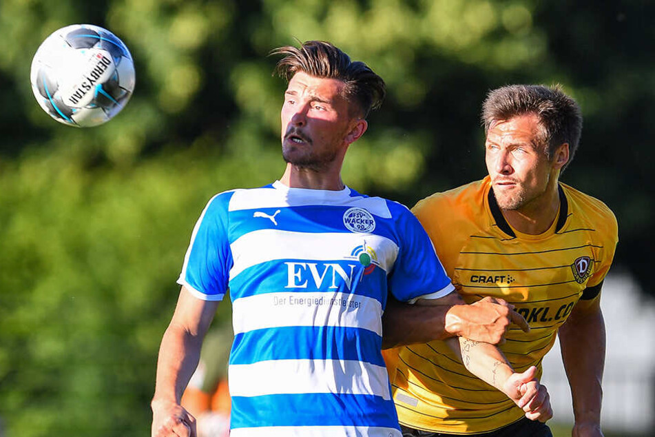 Jetzt ist er ein Veilchen, aber hier in der Saisonvorbereitung gegen den Nordhausener Mateo Andacic trägt Sören Gonther (r.) noch das Dynamo Trikot.