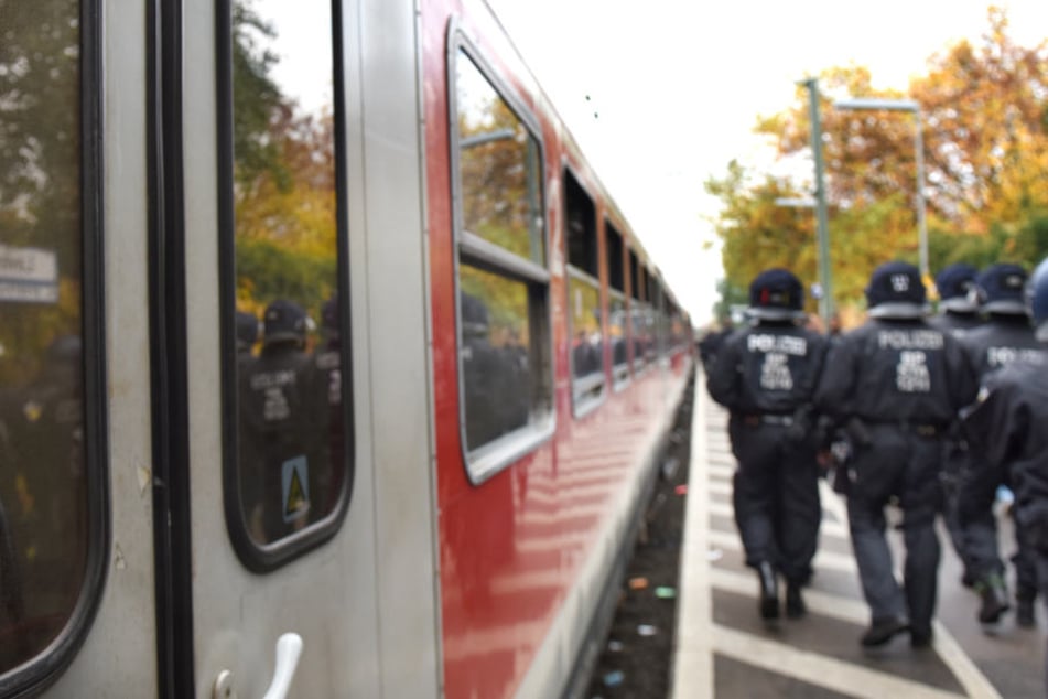 Der Sonderzug musste außerplanmäßig in Flörsheim stoppen. (Symbolbild)