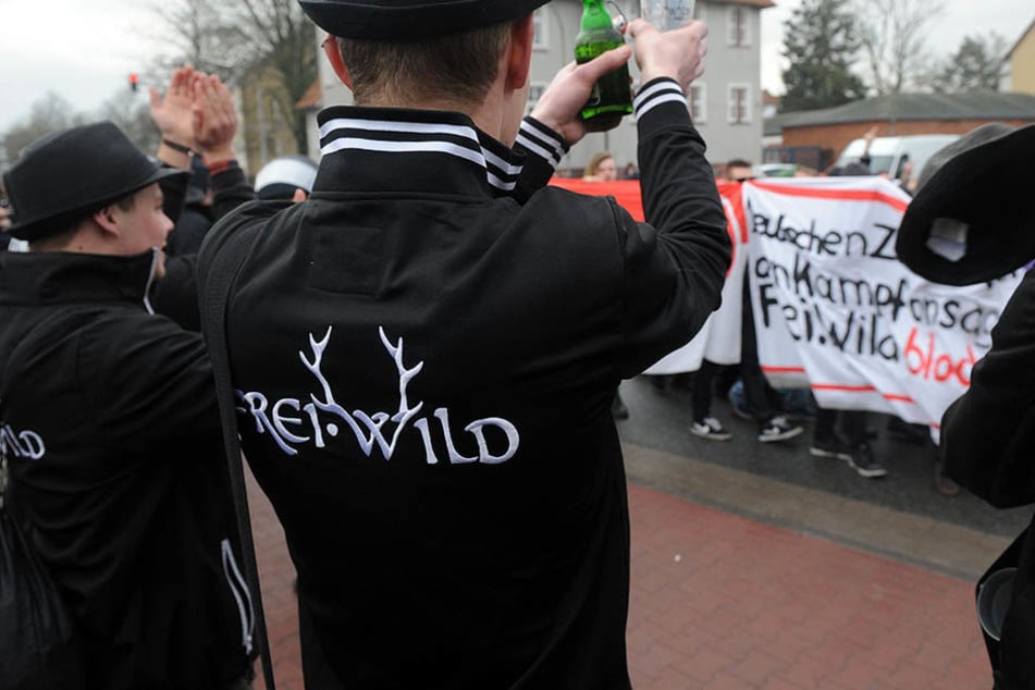Weil einer der beiden Männer Jacke und Ohrringe der Band "Frei.Wild" trug, wurden sie am Samstag in Leipzig-Connewitz zusammengeschlagen. (Symbolbild) 