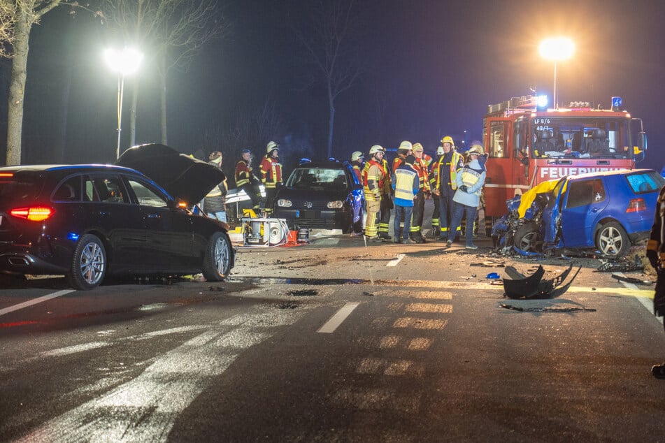 Die Rettungskräfte waren mit einem Großaufgebot vor Ort im Einsatz. Die Ermittlungen zum genauen Unfallhergang laufen auf Hochtouren.