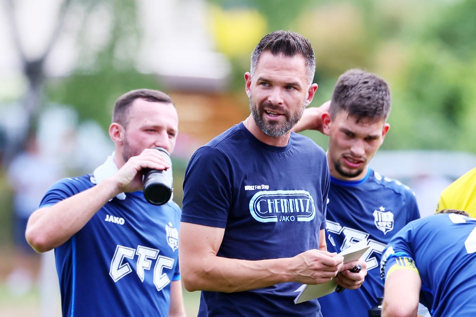 Hat CFC-Coach Benjamin Duda (37, v.) seine Startelf für den Saisonauftakt schon gefunden?