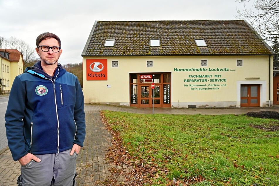 Jan Thomas (45) ärgert sich darüber, dass auf der Hummelmühle bald nicht mehr Hummelmühle stehen darf.