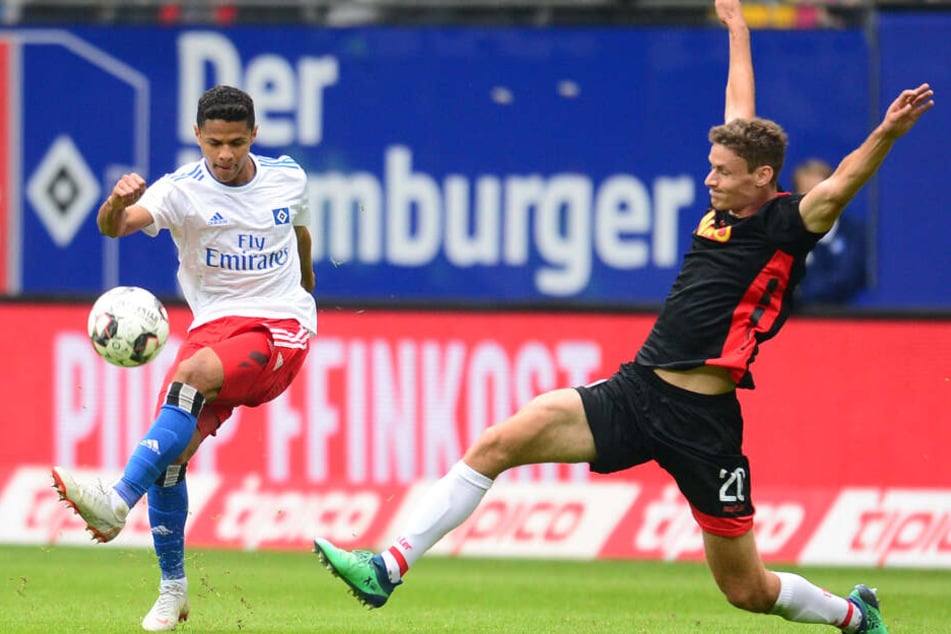 Douglas Santos (rechts) im Hinspiel gegen Regensburg