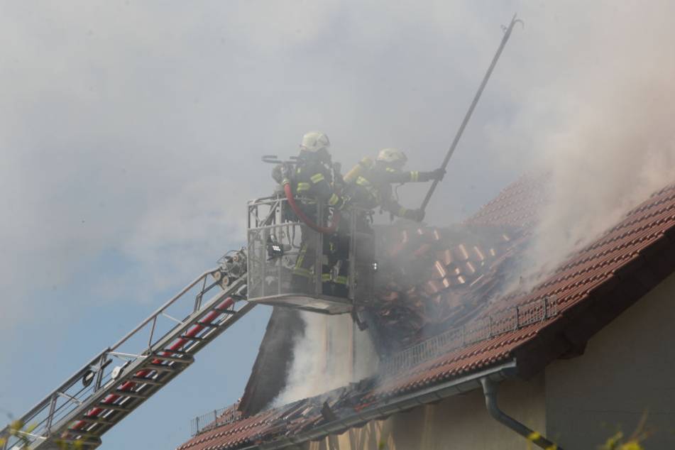 Die Feuerwerhleute musste das Dach aufreissen.