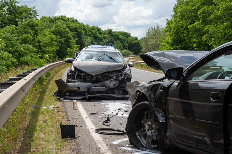 Beide Fahrer wurden bei dem Unfall leicht verletzt. Die Autos waren nicht mehr fahrbereit und mussten abgeschleppt werden.