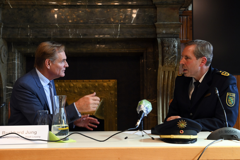 Leipzigs Oberbürgermeister Burkhard Jung (62, SPD, l.) und Polizeipräsident Torsten Schultze (55) am Dienstag auf einer Pressekonferenz im Rathaus.