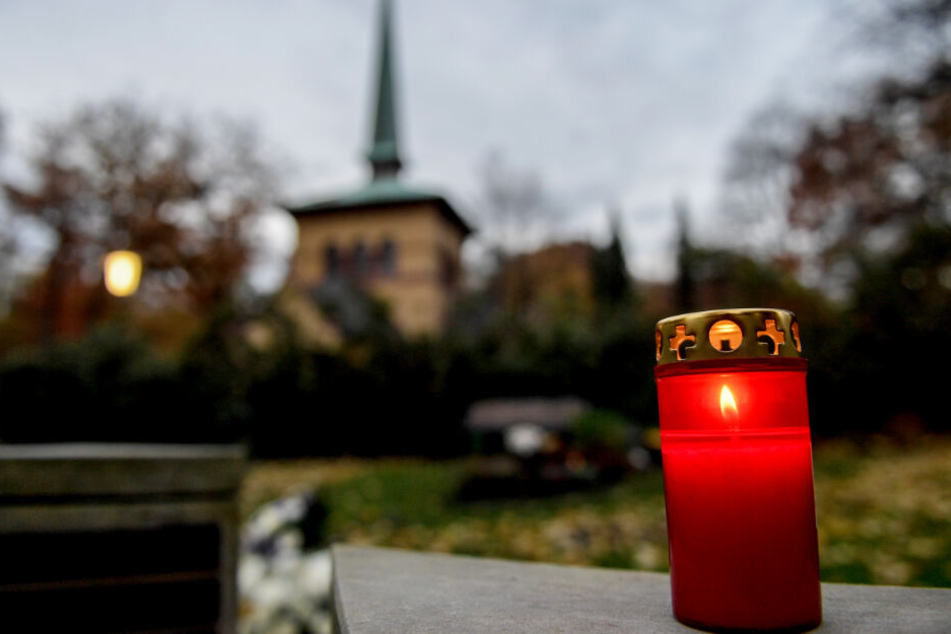 Ein Grablicht brennt auf dem Friedhof Ohlsdorf.