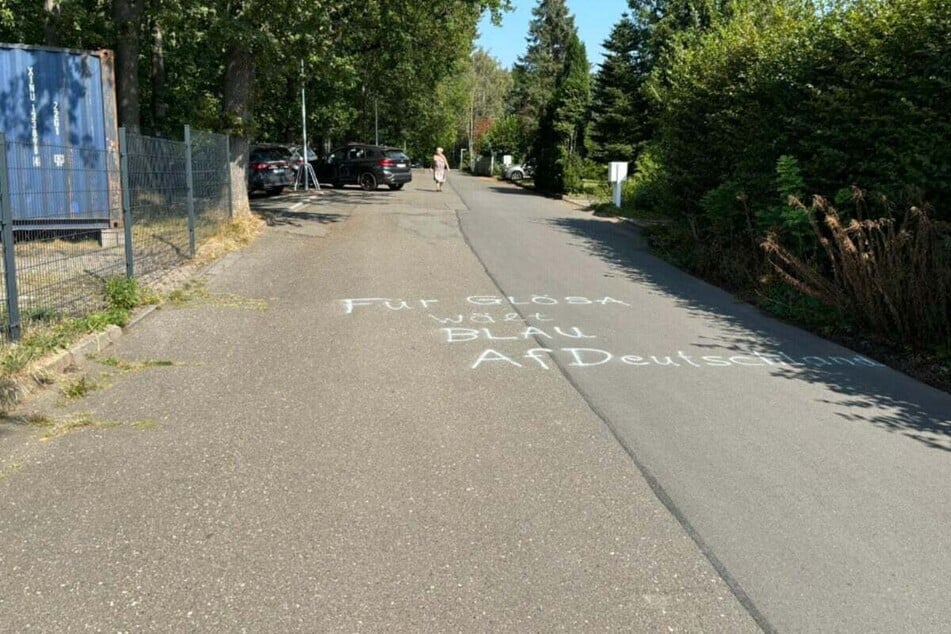 Wahlwerbung ohne "h" vor einem Wahllokal in Chemnitz