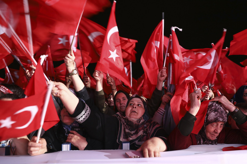 Anhänger des türkischen Präsidenten Erdogan feiern den Wahlsieg.