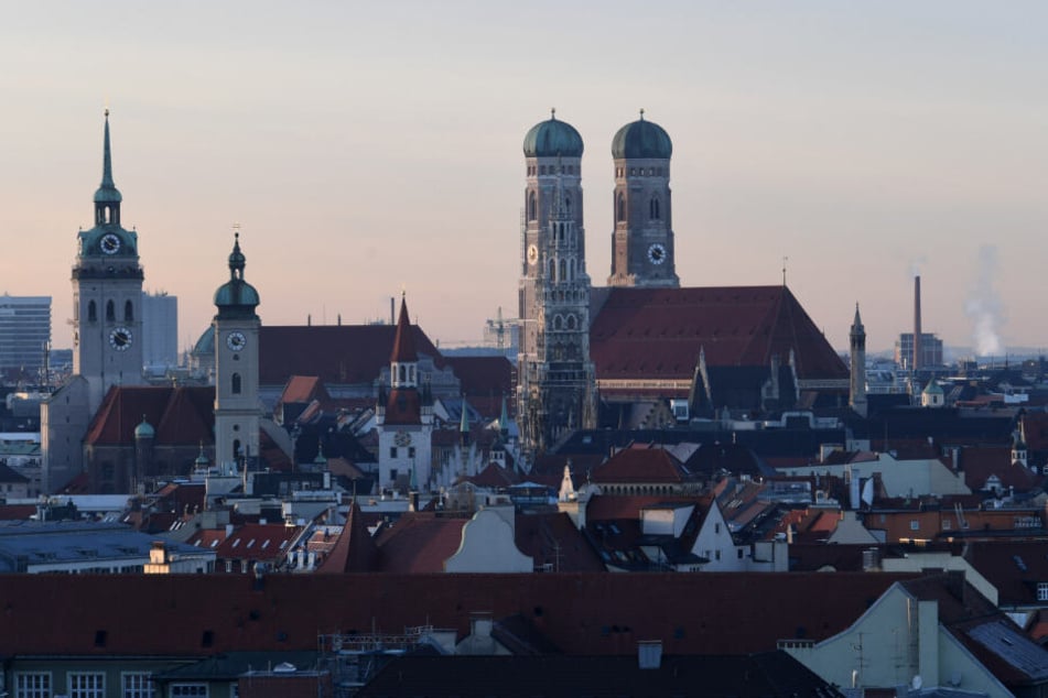 Blick vom Gasteig über die Dächer der Landeshauptstadt auf die Frauenkirche.