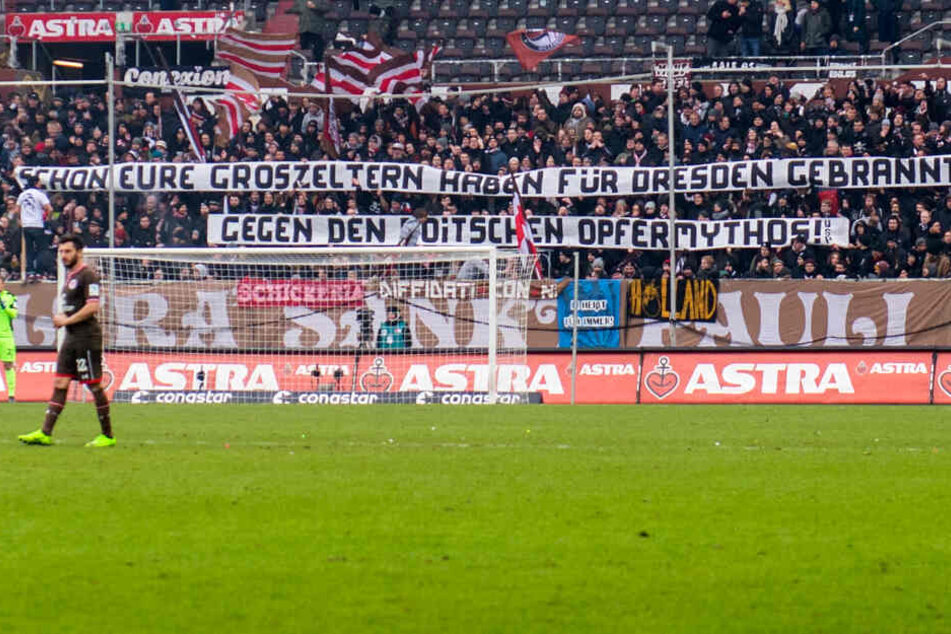 Provokationen jenseits des guten Geschmacks haben bei St. Pauli gegen Dynamo fast schon Tradition, so wie hier dieses Banner, das auf die Bombardierung Dresdens verweist.