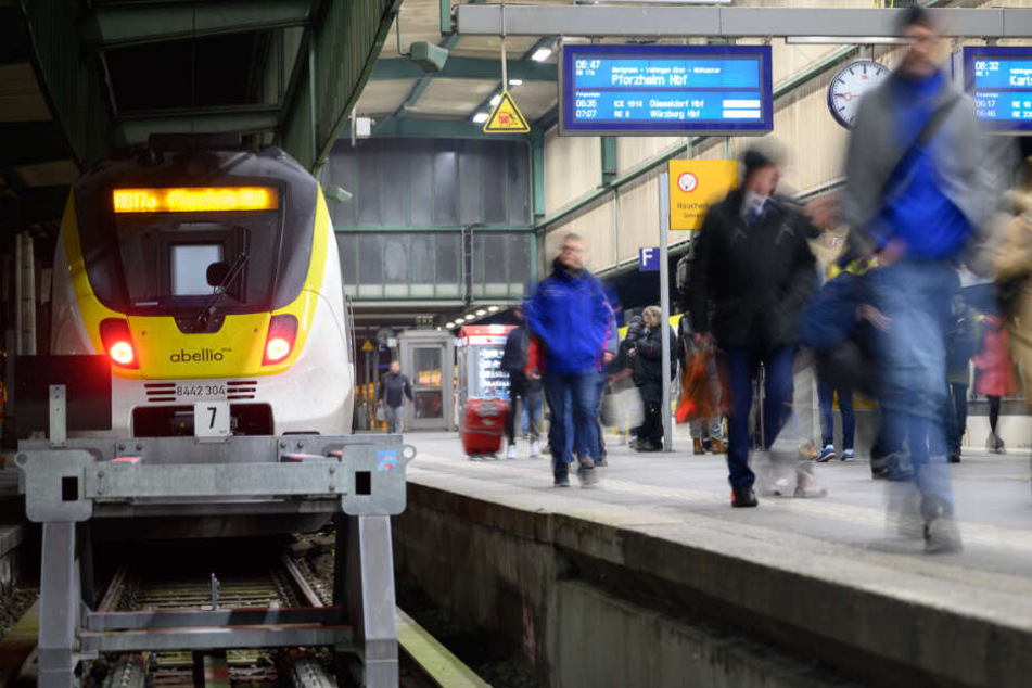 Orkan "Sabine": Immer noch Bahnstrecken gesperrt!