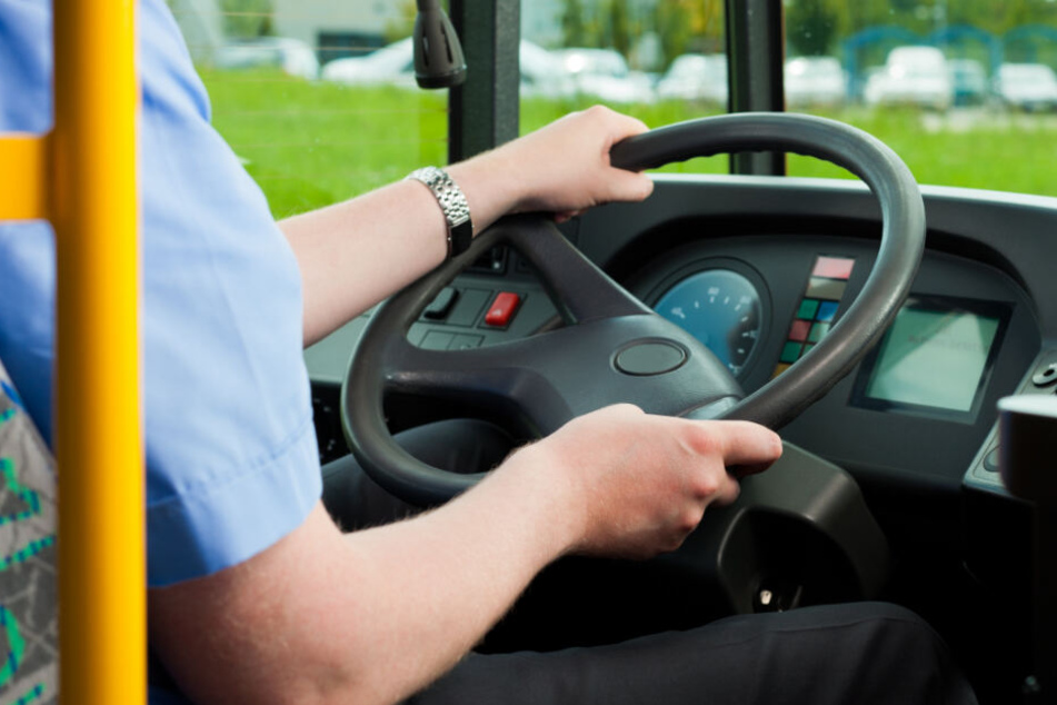 Der Fahrer des Schulbus war offenbar so betrunken, dass er sich kaum auf den Beinen halten konnte. (Symbolbild)