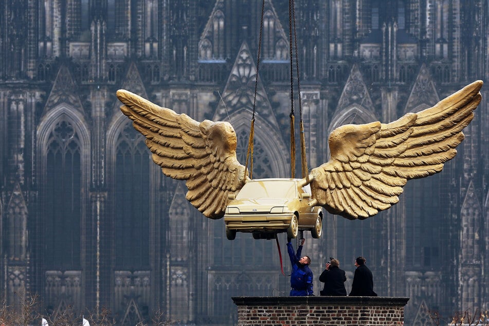 Im Jahr 2013 wurde der vergoldete Ford Fiesta bereits einmal vom Turm des Zeughauses geholt, um ihn zu restaurieren. (Archivfoto)