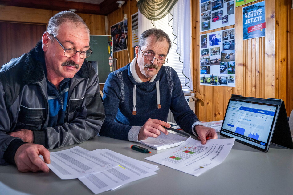 Bürgerinitiative "Hochwasserschutz Würschnitztal" und Nachbar Steffen Dittrich (59) haben sich bei der Landestalsperrenverwaltung informiert.