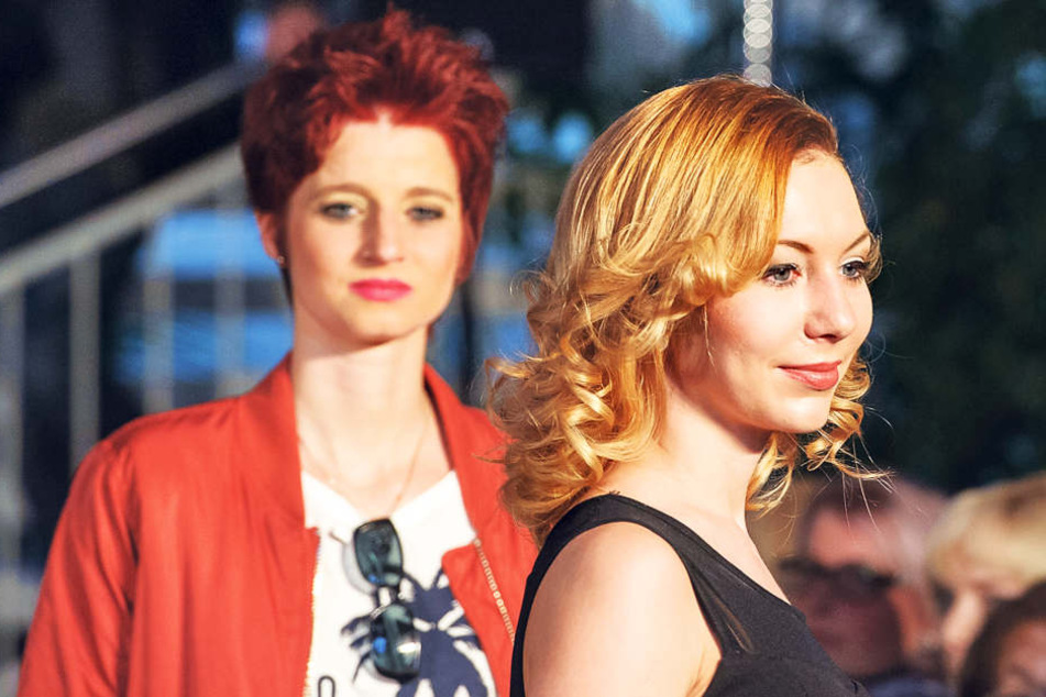 Weich fallende Locken und starke Farben gehören zu den Frisuren-Trends in diesem Sommer.