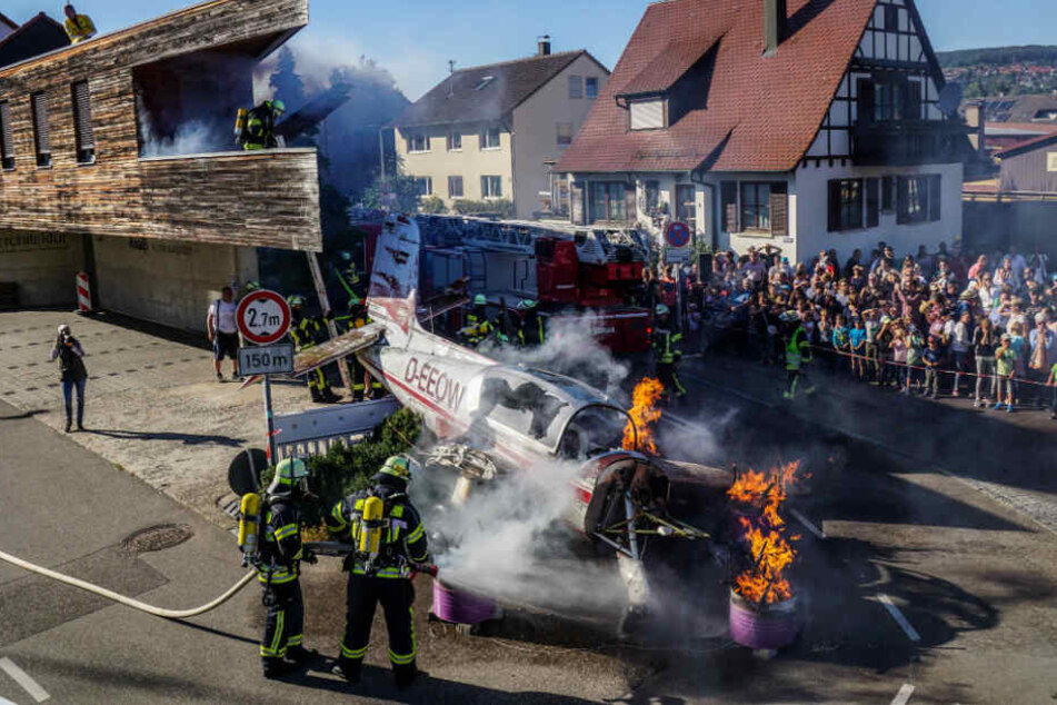 Die Feuerwehr löscht das brennende Flugzeug-Wrack bei der Übung in Winterbach.