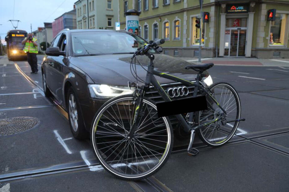 Die 28-jährige Radfahrerin wurde bei dem Unfall schwer verletzt.