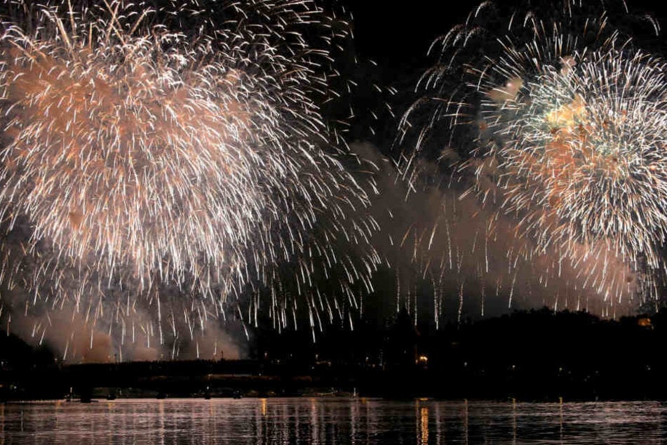 Über dem See erstrahlt das bunte Feuerwerk.
