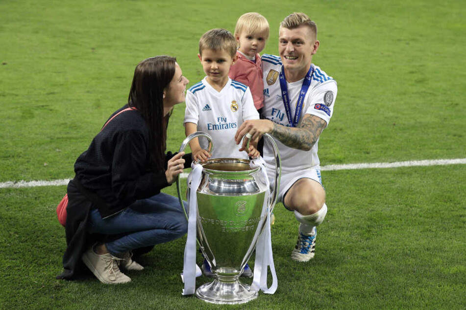 Ein Bild aus glücklichen Tagen: Nach dem gewonnen Champions-League-Finale feiert Toni Kroos mit Frau Jessica und seinen Kindern auf dem Rasen.