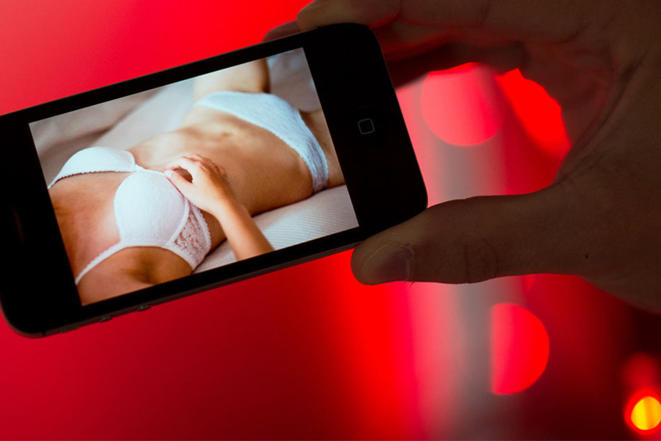 Bei den Suchergebnissen im Handy ihres vermeintlichen Traummannes entdeckte die Frau auch das Wort "'Pornografie".