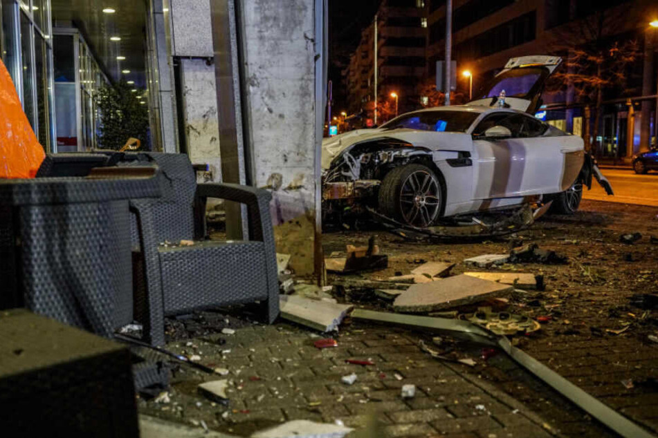 Völlige Verwüstung an der Unfallstelle in der Rosensteinstraße.