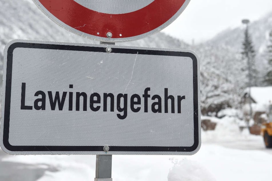 Die Lawinengefahr in den bayerischen Alpen ist noch immer vorhanden. (Symbolbild)