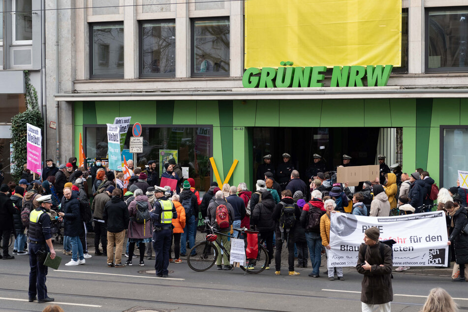 Aus Protest: Klimaschützer laden 250 Kilo Braunkohle vor Parteizentrale der Grünen ab