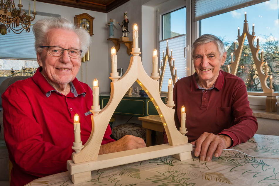 Albrecht Schreiter (87) und Karl-Heinz Melzer (86, r.) haben die elektrischen Mauersberger Ecken in die Welt gesetzt.